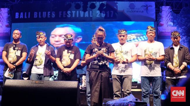 Gelaran hari pertama Bali Blues Festival 2017 diisi degan hening sejenak untuk menghormati mereka yang jadi korban bom Kampung Melayu.