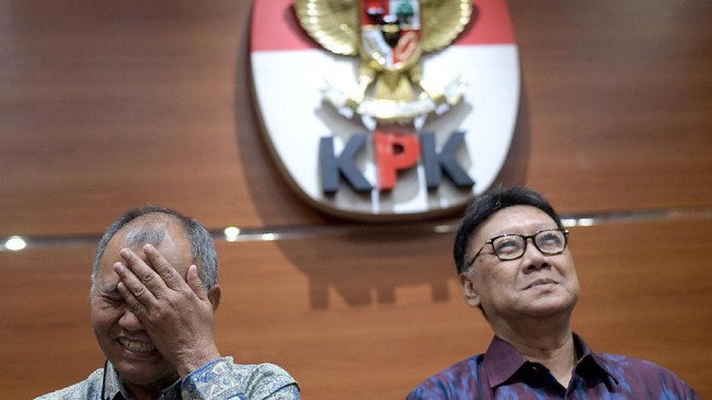 Inspektorat selama ini berada langsung di bawah kepala daerah dan setara dengan sekretaris daerah (Sekda). Hal itu yang diduga membuat inspektorat 'tak berani'.