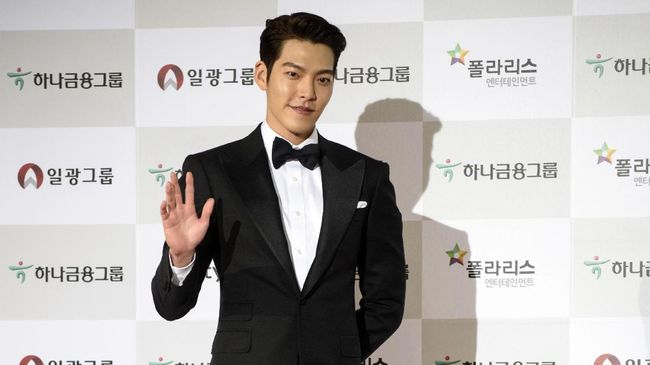 Kim Woo-bin hadir di acara Blue Dragon Movie Awards ke-40, Kamis (21/11). Ini adalah penampilan pertama setelah dua tahun vakum untuk berjuang melawan kanker.