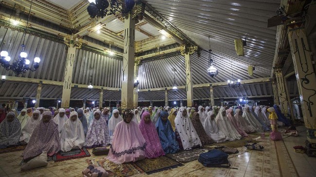 Gubernur DIY Sri Sultan Hamengku Buwono X mengizinkan pelaksanaan salat tarawih berjamaah di masjid dengan syarat disiplin 5M.