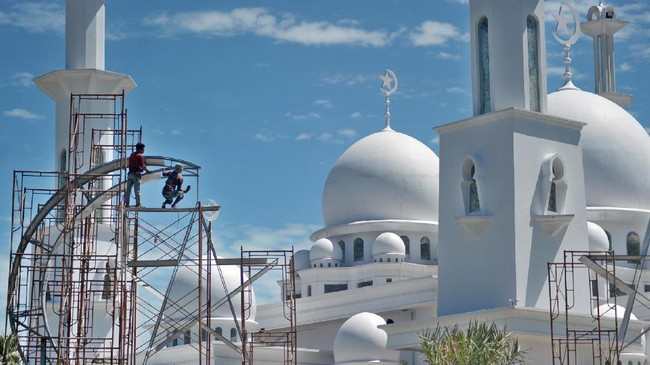 Pekerja menyelesaikan pembangunan bulan dan bintang, di masjid Jabal Rahmah, komplek kampus Universitas Baiturrahmah, Padang, Sumatera Barat, Selasa (16/5). Salah satu masjid terindah di kota Padang itu dipercepat pembangunannya untuk menyambut bulan Ramadan 1438 hijriyah. ANTARA FOTO/Iggoy el Fitra/foc/17.