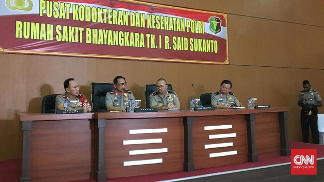 Pelaku peledakan bom bunuh diri menggunakan bahan peledak yang terdiri dari bahan-bahan berbahaya, seperti TATP. Bom ini tidak menggunakan detonator.