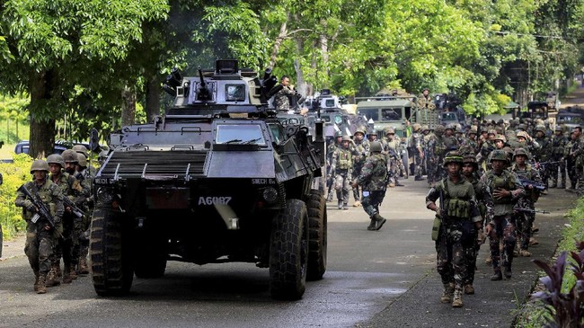 Presiden Rodrigo Duterte meminta kelompok separatis dan oposisi bergabung dengan pasukan pemerintah membantu melawan simpatisan ISIS di Marawi.