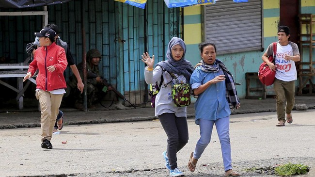 Upaya membebaskan ribuan warga sipil yang terjebak dalam bentrokan di Marawi gagal, karena baku tembak kembali pecah, Minggu (4/6).