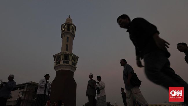 Berikut jadwal buka puasa Surabaya hari ini, Senin 10 Maret 2025. Waktu berbuka puasa ditandai dengan azan Magrib di Kota Surabaya dan sekitarnya.