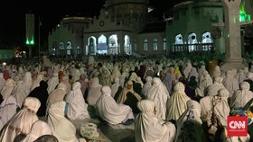 Antusias Warga Aceh hingga Makassar Salat Tarawih Berjemaah