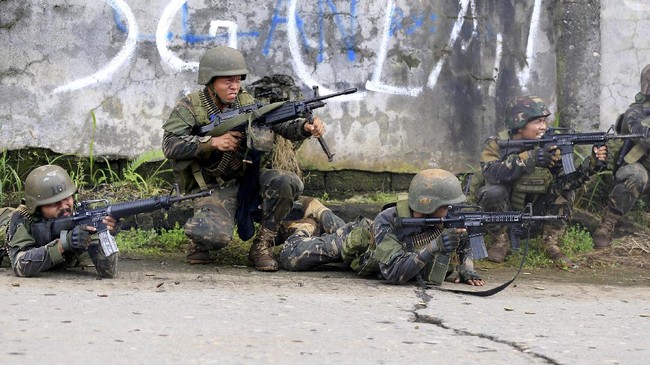 Serangan udara militer Filipina yang ditujukan pada militan Maute di Marawi, salah sasaran, dan menewaskan dua tentara dan melukai beberapa lainnya.