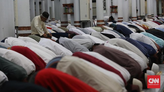 Warga melaksanakan shalat tarawih pertama di Masjid Raya Baiturahman, Banda Aceh,Jumat, 26 Mei 2017. Seluruh umat muslim di Indonesia serentak melaksanakan Shalat Tarawih pada Jumat malam dan menjalakn ibadah puasa Ramadan pada 27 Mei 2017. CNN Indonesia/Safir Makki