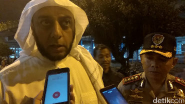 img-title Begini Kronologi Penusukan Syekh Ali Jaber oleh Orang Tak Dikenal