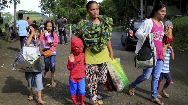 Kemlu RI menyatakan 17 WNI yang sempat terjebak dalam konflik melawan ISIS di Marawi, Filipina, akan dipulangkan ke Indonesia, besok.