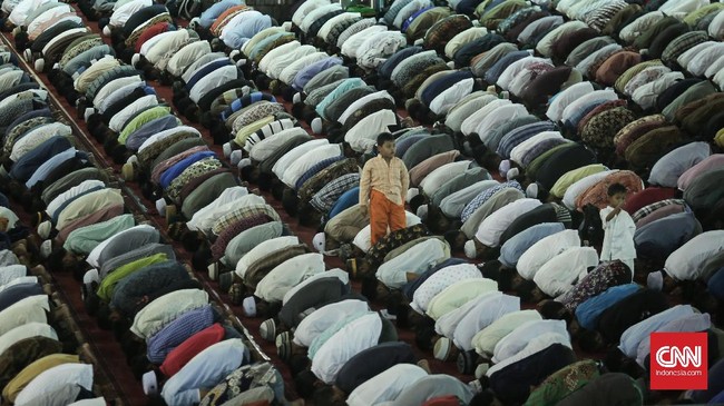 Umat muslim mengikuti salat tarawih pertama bulan Ramadan 1438 H di Masjid Istiqlal, Jakarta Pusat, Jumat (26/5). Pemerintah menetapkan 1 Ramadhan 1438 Hijriyah jatuh pada hari Sabtu, 26Juni 2016.