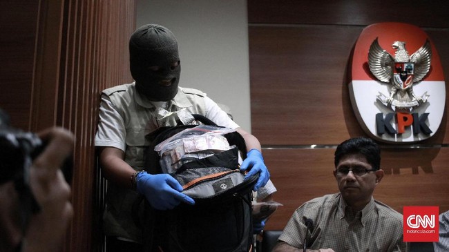 KPK menetapkan Irjen Kementerian Desa dan Pembangunan Daerah Tertinggal Sugito sebagai tersangka kasus dugaan korupsi terkait dengan perolehan predikat WTP.
