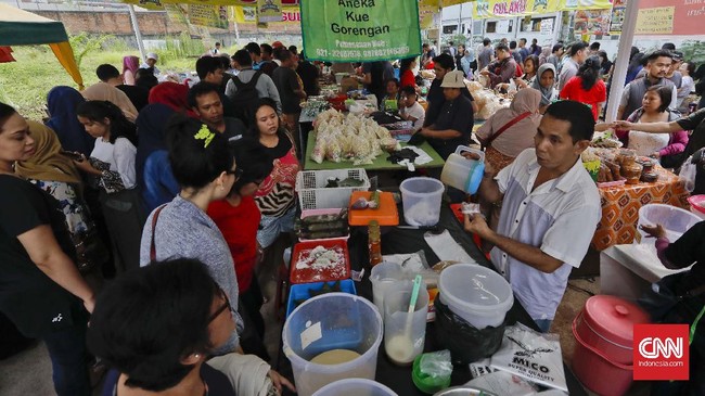 Warga membeli makanan untuk buka puasa di Pasar Takjil Benhil, Jakarta, Sabtu, 27 Mei 2017. Pasar Takjil Benhil yang ada setiap bulan Ramadan tersebut dipadati warga yang membeli makanan untuk berbuka puasa. CNN Indonesia/Adhi Wicaksono.