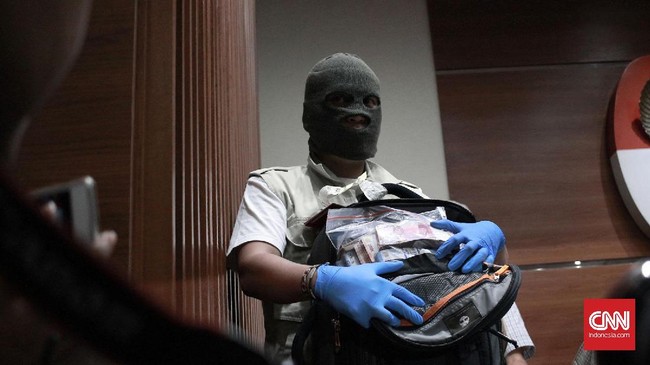 Irjen Kementerian Desa dan Pembangunan Daerah Tertinggal dan Transmigrasi sudah ditunggu di luar ruangan rapat oleh petugas KPK sebelum penangkapan.