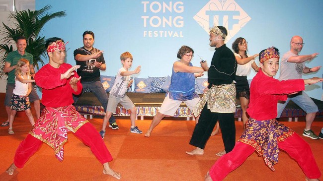 Aksi lima pesilat Indonesia di ajang Festival Tong Tong, Den Haag, Jumat (26/5) malam waktu setempat, mendapat sambutan antusias dari masyarakat Belanda.