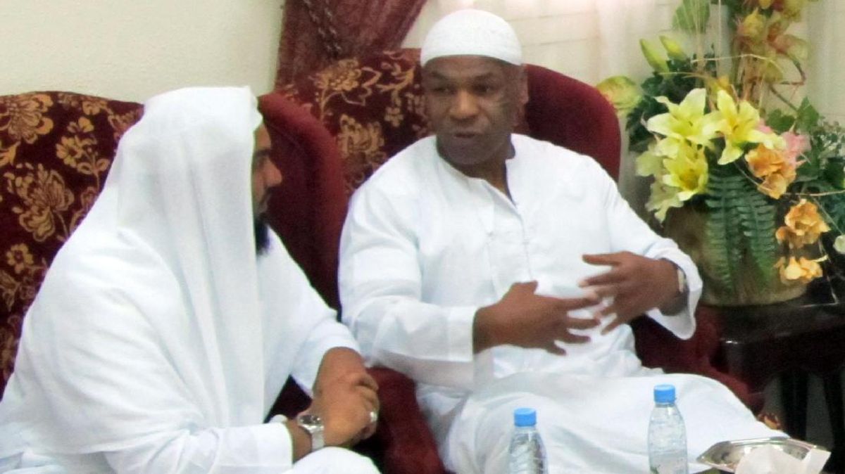 Momen Mike Tyson Banjir Air Mata saat Umrah Usai Jadi Mualaf