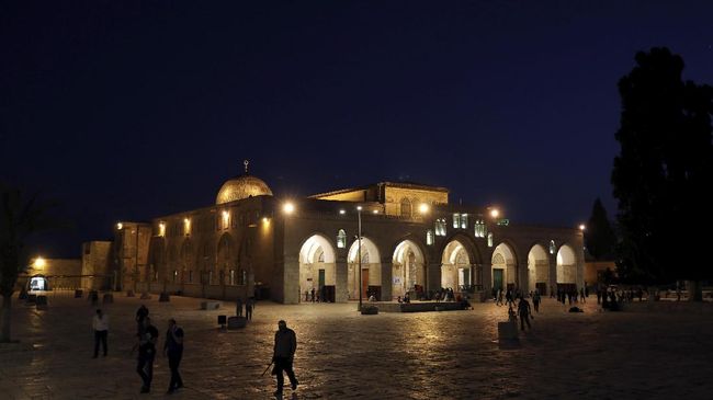 Jokowi Kecam Pembatasan di Al Aqsa, Desak PBB Bersidang Presiden RI Joko Widodo (Jokowi) menyatakan pemerintah Indonesia tegas menanggapi pembatasan beribadah di Masjid Al Aqsa, Yerusalem, oleh otoritas Israel.
