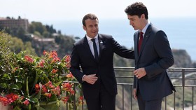 'Bromance' Justin Trudeau dan Emmanuel Macron Jadi Viral