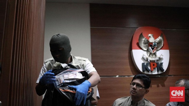 Sekjen Kemendes Anwar Sanusi menyatakan tak pernah tahu pejabat-pejabat Eselon I mengumpulkan uang untuk menyuap auditor BPK.