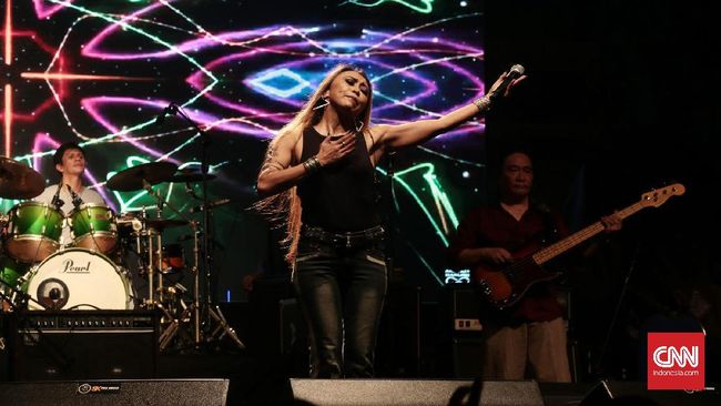 Krakatau Reunion meramaikan acara Festival Indonesia di Moskow, Rusia, Minggu (6/8) dan mempromosikan musik etnik Indonesia selain membawakan lagu andalan.