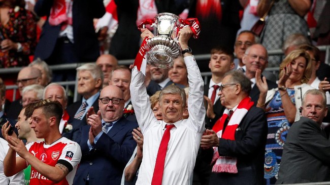 Gelar Piala FA yang diraih Arsenal akhir pekan lalu bisa menjadi modal positif bagi Arsene Wenger untuk mempertahan posisinya di kursi pelatih The Gunners.