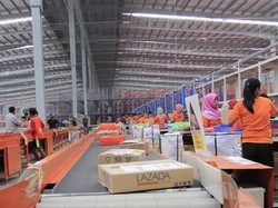 Lazada Klarifikasi Kabar Viral Kurir Ciumi Paket