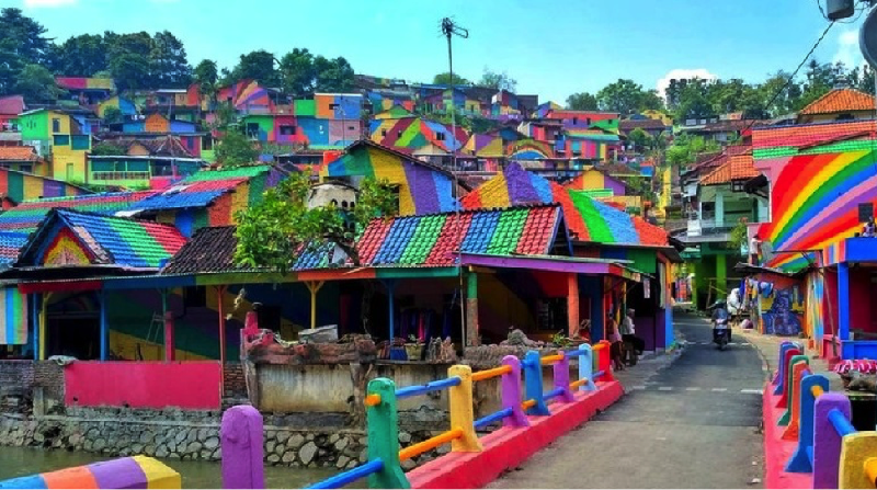 Tren kampung warna-warni sudah menjalar hingga Samarinda.