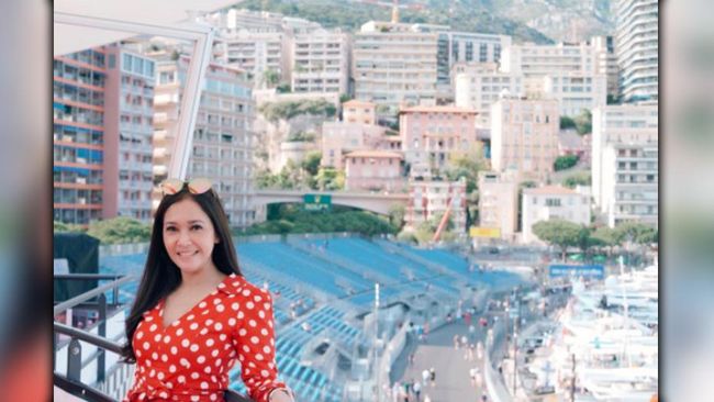 Maia Estianty menonton ajang balap Formula One GP Monaco di sirkuit Monte Carlo, Minggu (28/9). Ia terlihat bersama bintang 'Thor,' Chris Hemsworth. 