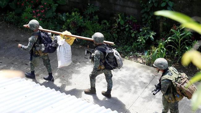 Menurut pengamat, akan ada dampak internasional maupun domestik jika Indonesia setuju militernya digunakan membantu Filipina membasmi ISIS.