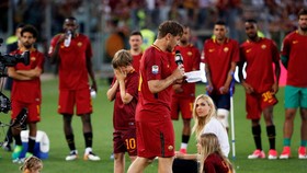 Strootman: Totti Masih Bisa Main Lima Tahun Lagi