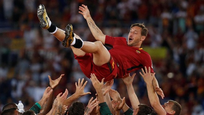 AS Roma memberikan penghormatan pada Francesco Totti dengan menerbangkan kostum 'Pangeran Roma' ke luar angkasa.