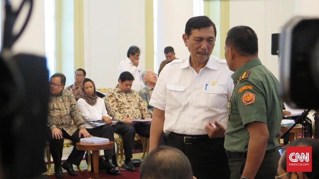 Menko Kemaritiman Luhut Binsar Panjaitan meyakini efisiensi biaya operasional maskapai yang sedang diupayakan pemerintah bisa menekan harga tiket pesawat.