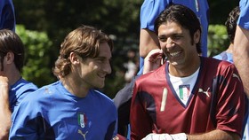 Penghormatan Buffon untuk Masa Pensiun Totti