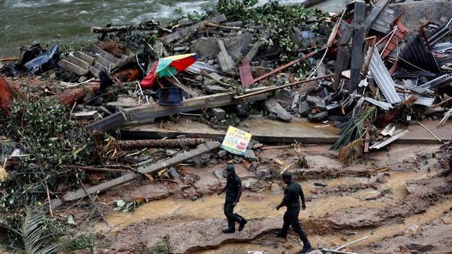 Setidaknya 150 orang tewas akibat longsor dan banjir yang menghantam Sri Lanka sejak pekan lalu.