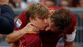 FOTO: Terima Kasih, Pangeran Roma! Setelah 25 tahun membela AS Roma, Francesco Totti yang dijuluki Si Pangeran Roma memutuskan pensiun usai melakoni laga pamungkas Serie A, Minggu (28/5).