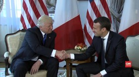Soal Jabat Tangan Trump, Macron Tak Ingin Tampak Lemah