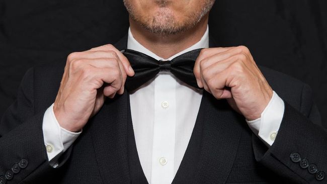 Kerap menerima undangan dengan dress code 'black tie' mesti disiasati dengan tepat supaya tidak salah kostum.