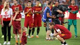 FOTO: Terima Kasih, Pangeran Roma! Setelah 25 tahun membela AS Roma, Francesco Totti yang dijuluki Si Pangeran Roma memutuskan pensiun usai melakoni laga pamungkas Serie A, Minggu (28/5).
