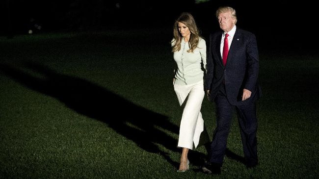 Setelah menyelesaikan kunjungan kenegaraan bersama Donald Trump, Melania memilih tampil santai dengan celana kulot dan sepatu berhak 10 cm-nya yang 'santai.'