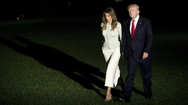 Ibu Negara AS, Melania Trump, terekam kamera menolak bergandengan tangan sang suami, Presiden Donald Trump, ketika turun dari pesawat kepresidenan.