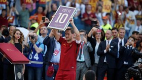 Derai Air Mata Totti Berpisah dari AS Roma