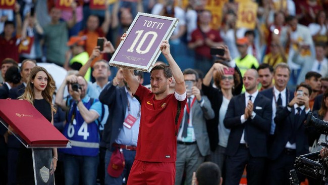 Suasana haru mengiringi perpisahan ikon AS Roma Francesco Totti di Stadion Olimpico. Totti pensiun pada usia 40 tahun setelah mengabdi di Roma selama 25 tahun.