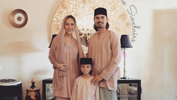 Ashraf Sinclair, suami Bunga Citra Lestari meninggal dunia akibat serangan jantung. Banyak artis yang mengucapkan bela sungkawa di Instagram BCL.