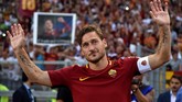 FOTO: Terima Kasih, Pangeran Roma! Setelah 25 tahun membela AS Roma, Francesco Totti yang dijuluki Si Pangeran Roma memutuskan pensiun usai melakoni laga pamungkas Serie A, Minggu (28/5).