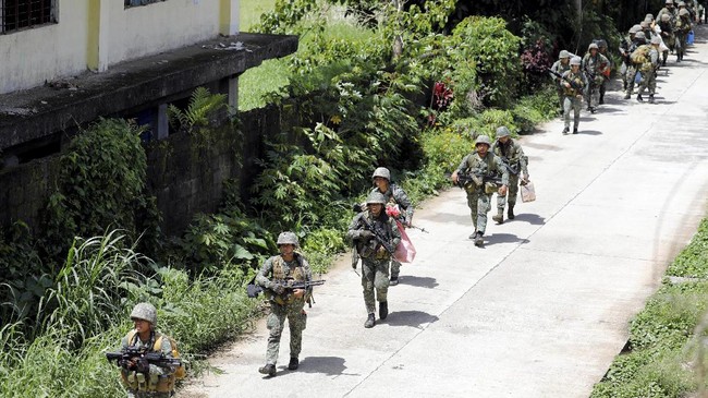 Setelah membombardir militan Maute di Marawi sepanjang malam takbiran, Filipina mengumumkan gencatan senjata selama delapan jam di hari raya Idulfitri.