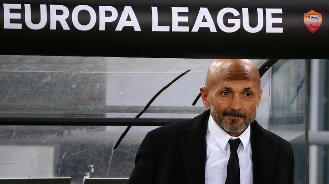 Meskipun AS Roma mampu finis di peringkat dua klasemen akhir Serie A musim kompetisi 2016/17, sang pelatih Luciano Spalletti tetap didepak dari klub tersebut.