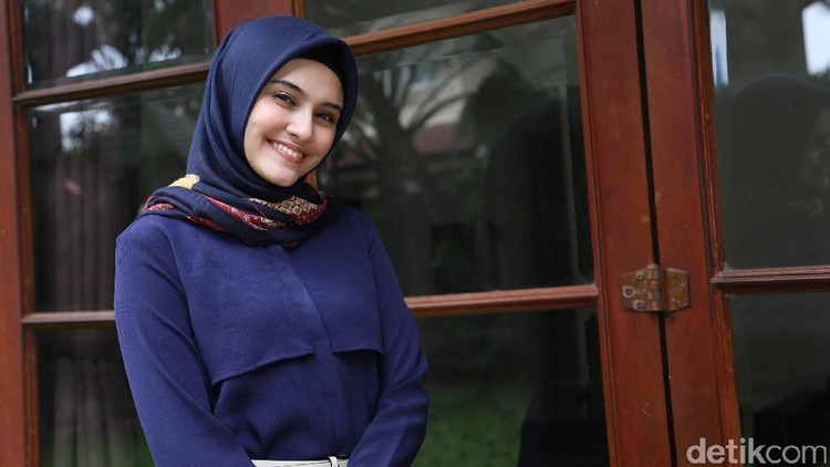 Dukungan Suami Bantu Zee Zee Shahab Lewati Masa Baby Blues Berbeda saat kehadiran anak pertama, Zee Zee Shahab justru mengalami baby blues usai melahirkan anak kedua. Simak kisahnya ya, Bunda.