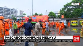 Puluhan Pasukan Oranye Bersihkan Bekas Ledakan Kampung Melayu