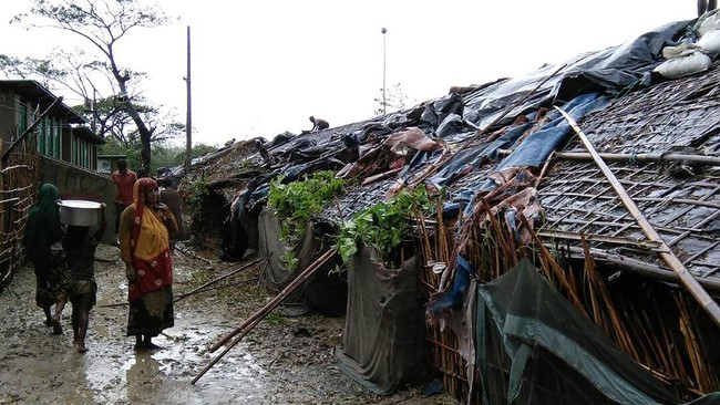 Badai Siklon Mora menghantam Bangladesh, Selasa (30/5). Menewaskan lima orang dan memporak-porandakan kamp pengungsi Rohingya di Cox’s Bazar.