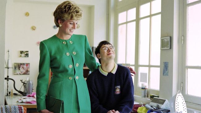 Dua dekade lalu saat Putri Diana meninggal, Lady Sarah McCorquodale dan Lady Jane Fellowes turut mendampingi Pangeran Charles menjemput jenazah sang adik.